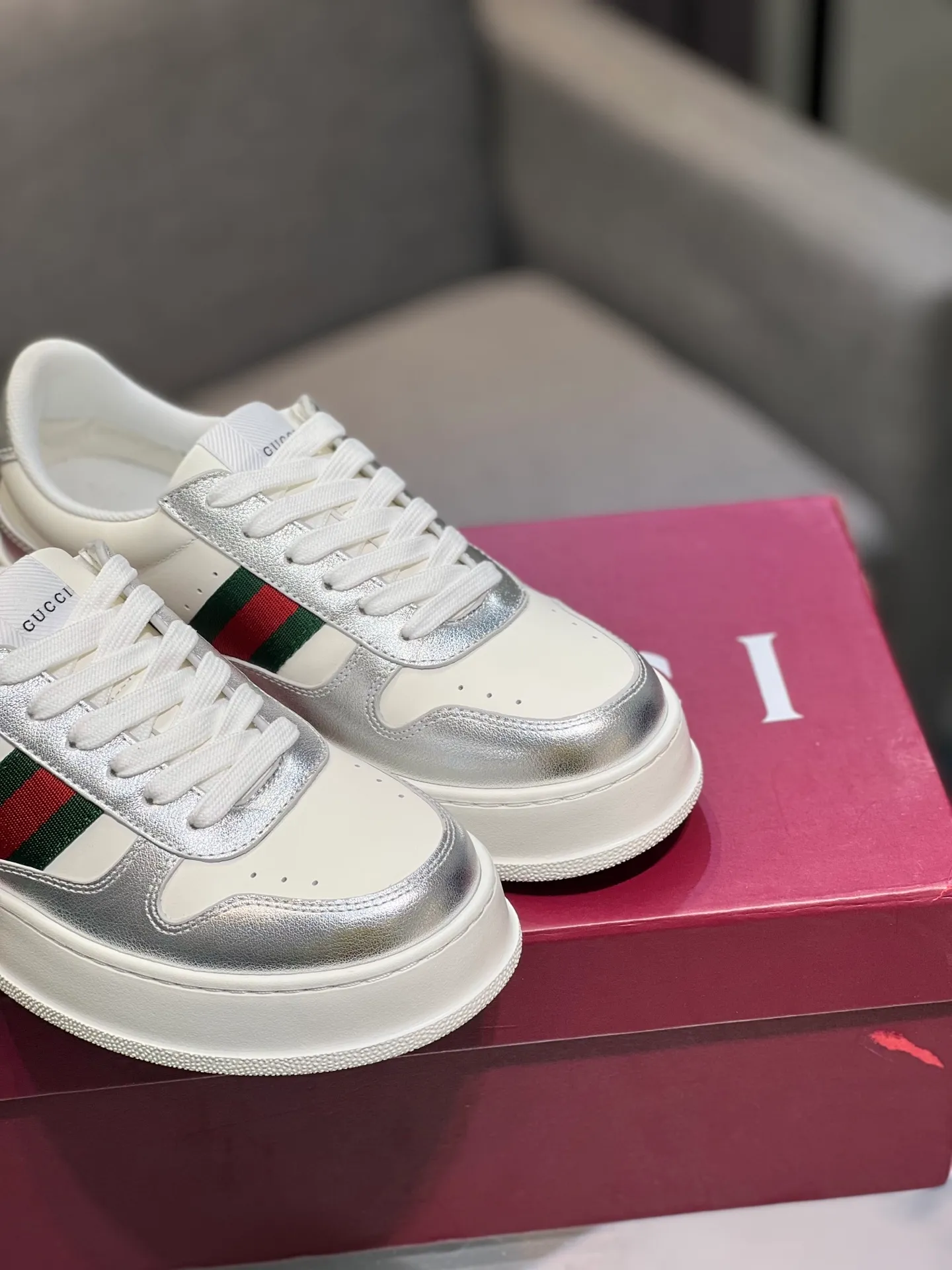 Men's men's shoes💰640 Gucci counter's latest couple's biscuit shoes‼ ️ 👑Purchasing agent level Gucci’s latest IP lightweight thick-soled white shoes can be put on your feet in seconds**4CM! ! Simple, easy to match and full of retro charm ~ the latest anti-counterfeiting cloth label on the tongue. And with electronic chip anti-counterfeiting.   The upper is made of imported environmentally friendly water-dyed calfskin, with a +1:1 fly-woven mesh surface to absorb sweat and an inner lining! Fly-knitted leather molded latex insole. Original IP lightweight outsole, one-piece injection molding, super comfortable and elastic, size: female 35-40 (female 41 customized) male 39-44 (male 38.45 46 customized)